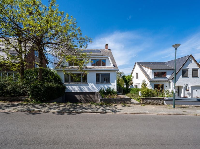 KRAAINEM, idéalement située près de la place Dumon et de toutes ses facilités, charmante Villa (4ch/1sdd) de +/- 330m² construits sur un terrain de 42