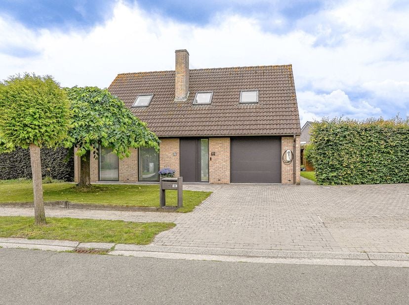 Située dans un quartier résidentiel calme à Westrode, cette maison individuelle prête à emménager est implantée sur un beau terrain de 538 m². Avec un