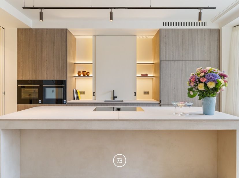 Gelegen aan de prestigieuze Jan Van Rijswijcklaan, in de karaktervolle Résidence La France, bevindt zich dit uitzonderlijk luxe appartement op de eers
