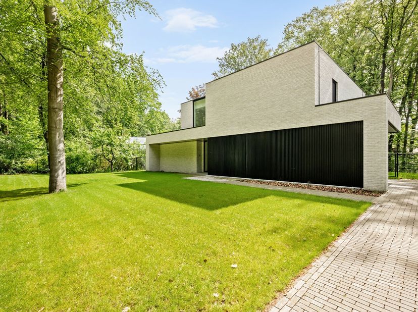 Deze moderne en energiezuinige villa (E-peil -4) is gelegen in een rustige en bosrijke straat te Oud-Turnhout. Deze eigendom dateert van 2024 en is af