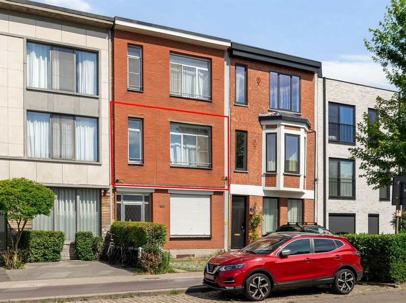 Opbrengsteigendom bestaande uit drie appartementen met een totale huuropbrengst van ca. € 2.700/maand op centrale locatie te Mortsel.<br />
Ligging: G