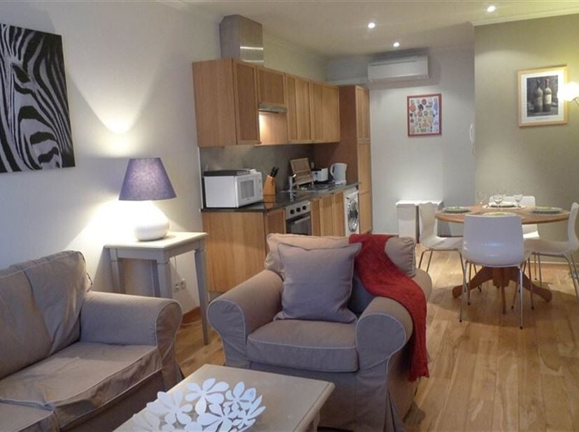 Omschrijving: Gemeubileerd appartement met alle modern comfort, gelegen op de begane grond van een klein gebouw in de zeer gewilde wijk Kastelein, dic