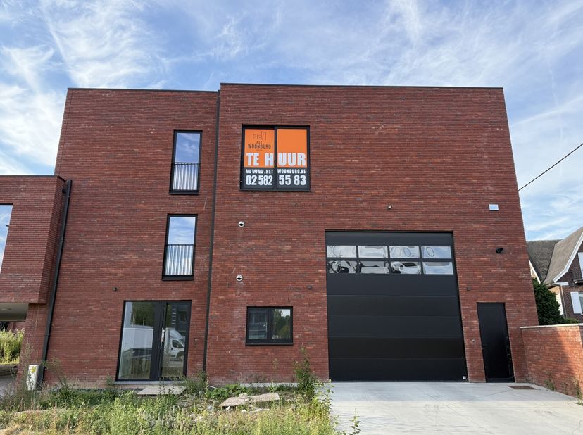 Deze gloednieuwe kantoorruimte biedt alles wat je zoekt voor een efficiënt werkklimaat, met een uitstekende ligging en moderne voorzieningen. De ruimt