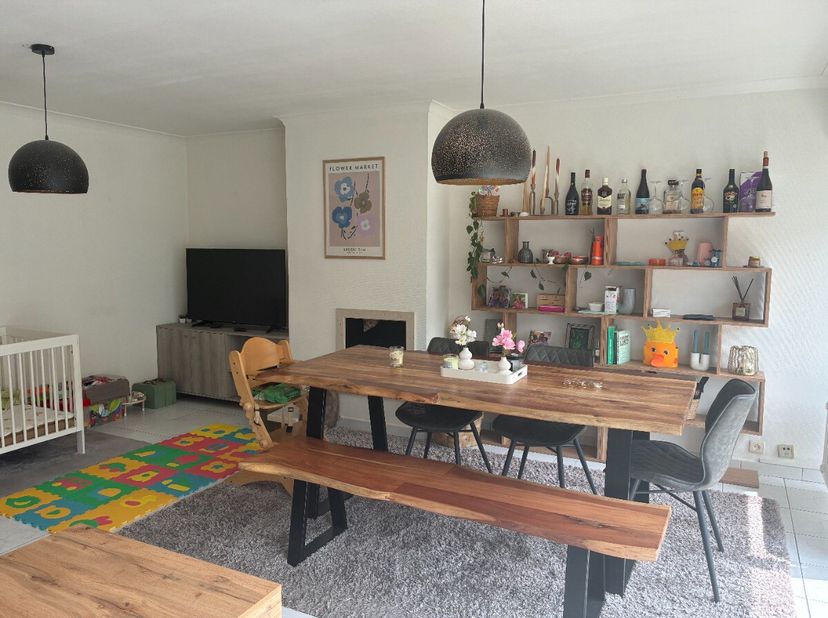 Te huur: ruim appartement met twee slaapkamers en garage in het centrum van Waregem. Dit appartement met een bewoonbare oppervlakte van 100 m² is gele