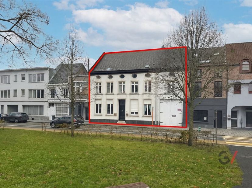 Dit karaktervolle herenhuis met uitzonderlijke ruimte in hartje Zichem (Markt 36)<br />
het statige herenhuis in het centrum van Zichem biedt een unie