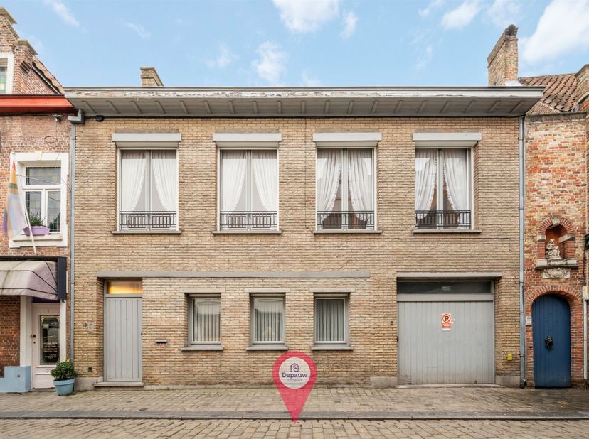 Op een commerciële topligging in centrum Brugge, op enkele passen van het Minnewater, situeert zich dit ruime pand met een gevelbreedte van maar liefs