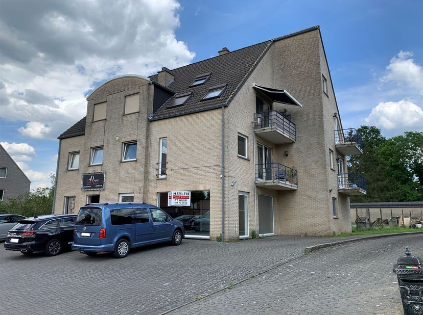 Gelijkvloers handelspand met verschillende mogelijkheden te Ramsel<br />
<br />
Ligging: Centraal gelegen in Ramsel, deelgemeente van Herselt. Alle