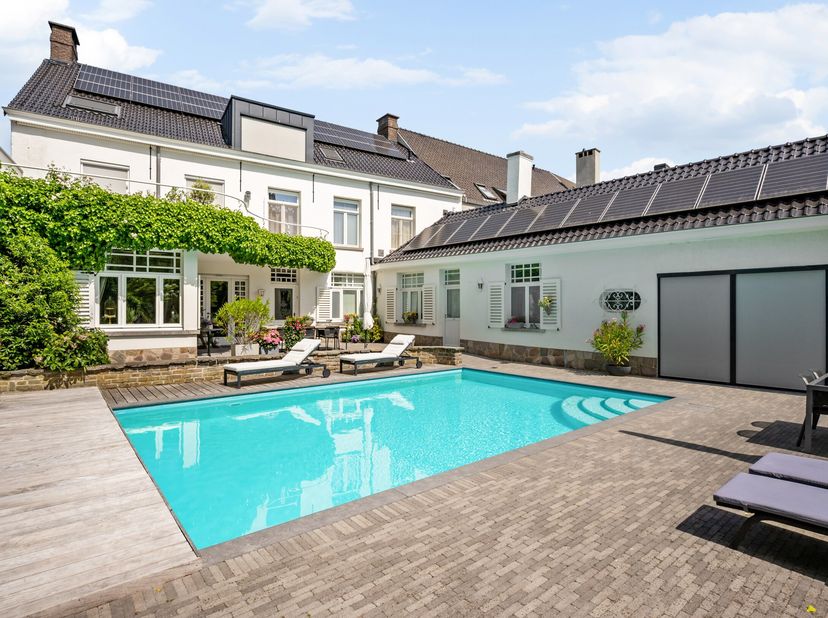 Magnifique manoir historique (construit en 1808) avec un parc romantique aménagé et une piscine extérieure chauffée sur un terrain de 1 510 m². Ce bij