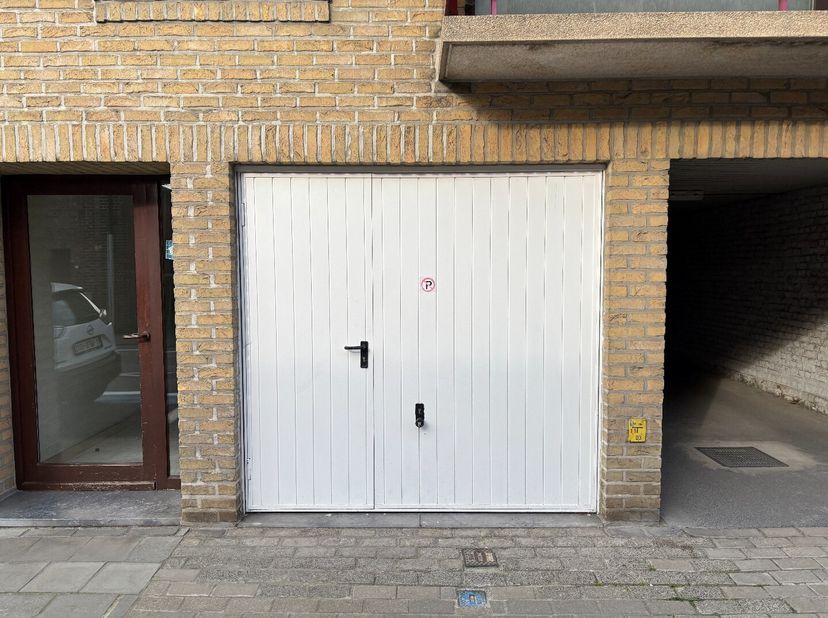 Deze garagebox beschikt over een metalen kantelpoort met deur.<br />
Dit betreft een garage die gelegen is in "Residentie Caroline", in het centrum va