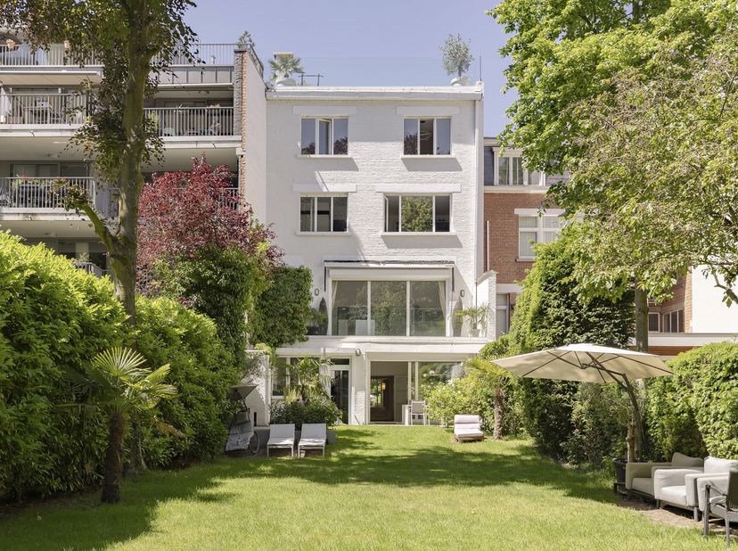 Gelegen in de gegeerde Harmoniebuurt, grenzend aan het park, bevindt zich dit ruim herenhuis met een grote zonnige tuin, meerdere terrassen en een inp