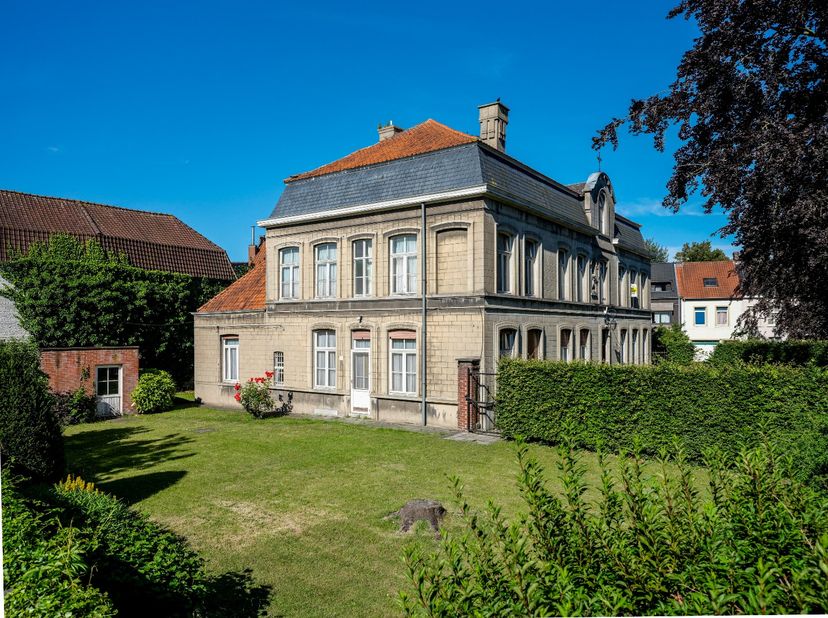 Pal in het centrum van Izegem vinden we deze imposante herenwoning terug. Typerend door zijn vele ruimten, hoge plafonds, ligging en karaktervolle uit
