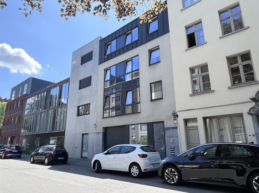 Op zoek naar je eigen appartementengebouw op het 'Zuid?  Het gebouw combineert een ruime polyvalent gelijkvloers met daarboven drie appartementen. All