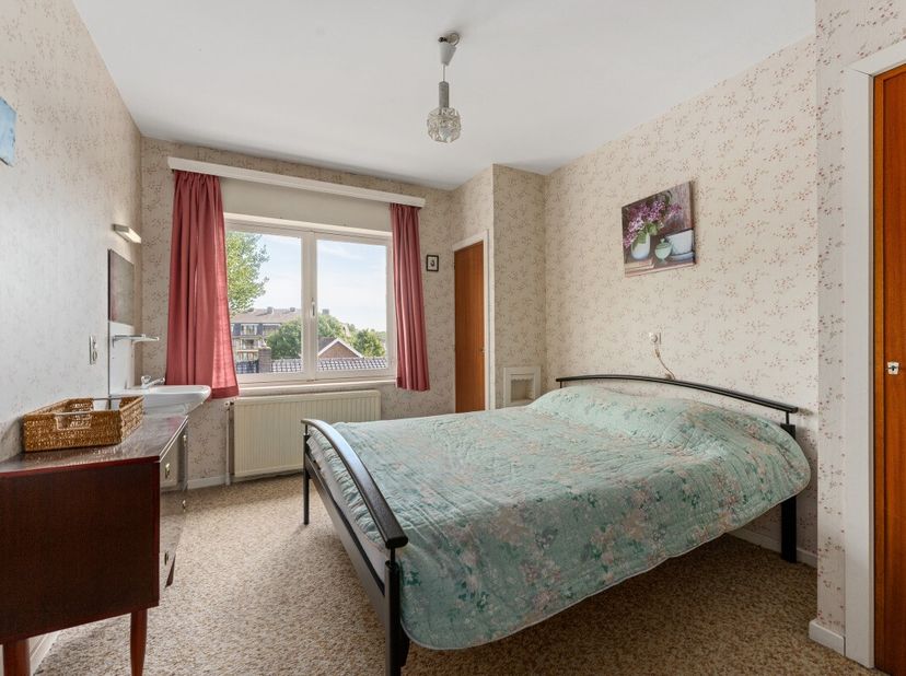 Oostuinkerke: te renoveren appartement in een rustige villawijk.Dit te renoveren appartement is gelegen in een rustige en groene villawijk. Het biedt