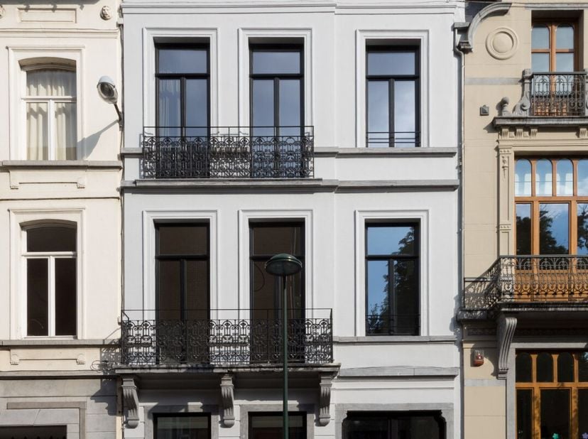 Ideaal gelegen in de gegeerde wijk Châtelain, biedt deze volledig gerenoveerde eengezinswoning (2016) mooie volumes met een bewoonbare oppervlakte van