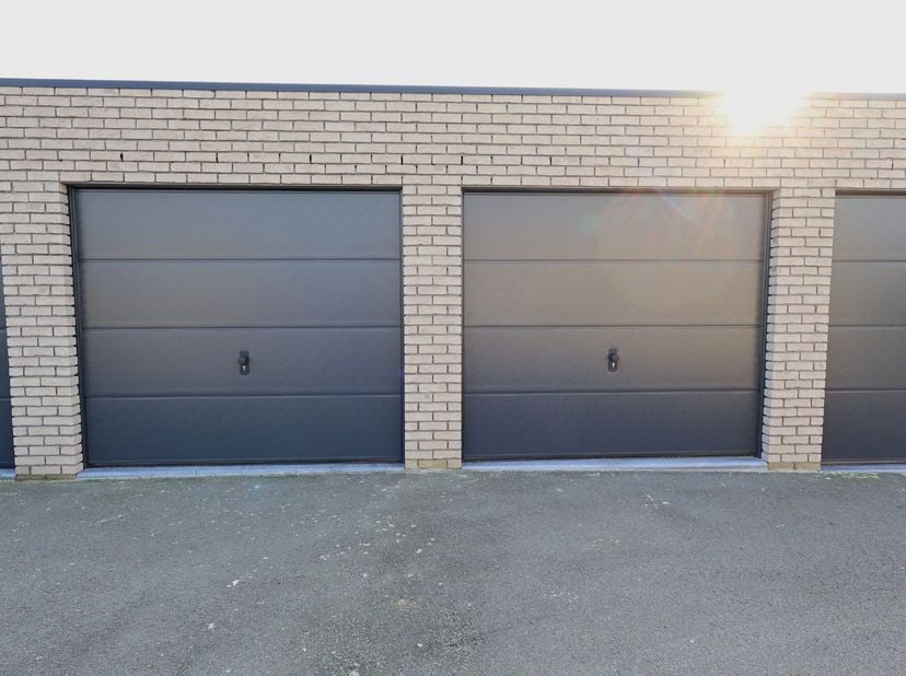 In een verzorgd garagecomplex bieden wij een garagebox te koop aan, ideaal voor wie op zoek is naar een veilige parkeerplaats of extra opslagruimte.<b
