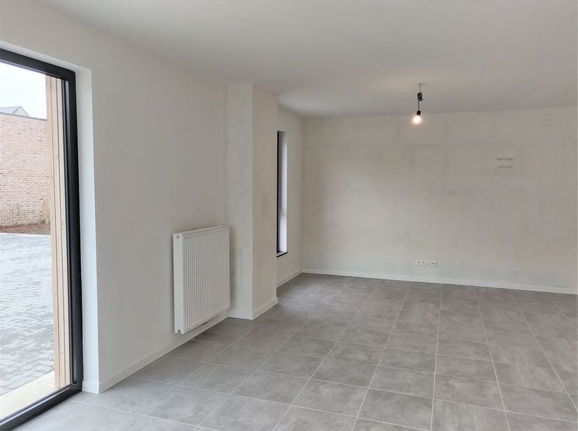 Spacieux appartement de plain-pied avec 1 chambre, terrasse et place de parking<br />
<br />
Situation : Cet appartement moderne bénéficie d'un empl