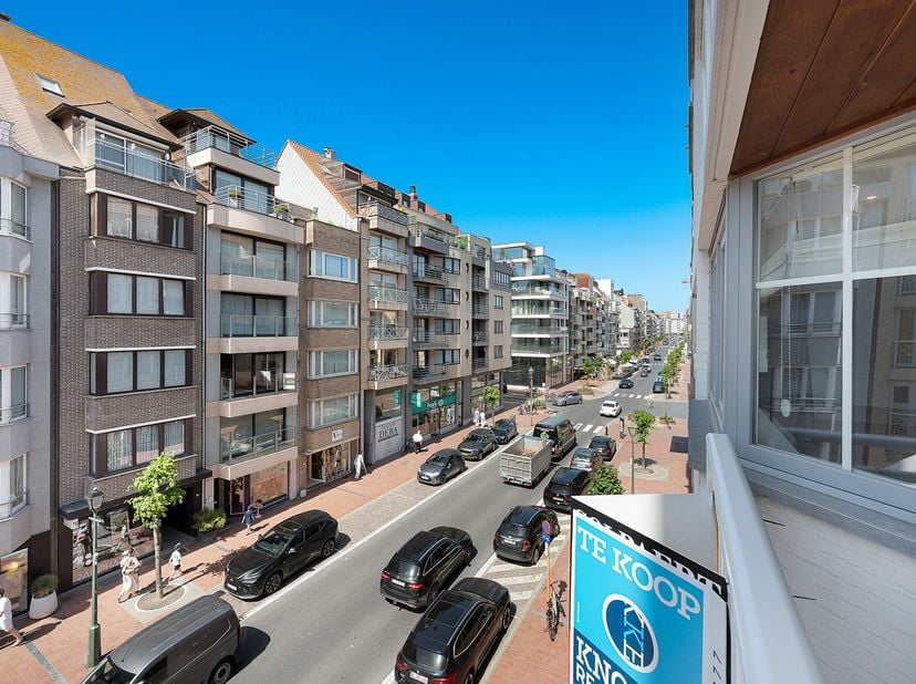 Uitzonderlijk ruim en hedendaags appartement van 163 m² op toplocatie in het hart van Knokke, op wandelafstand van het strand en de winkels, gelegen i