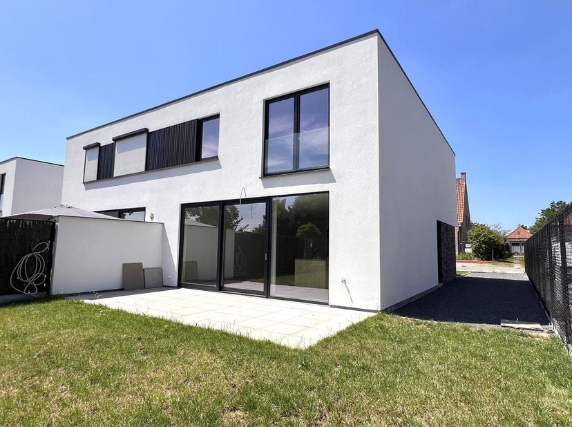Idéalement situé à OLSENE, nouvelle construction moderne ÉCONOME EN ÉNERGIE (déjà entièrement terminée), avec GRAND JARDIN clôturé. Pratique allée, em