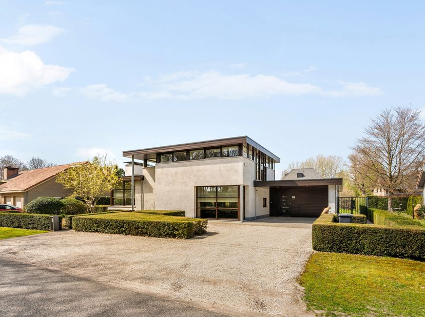 Prachtige moderne villa in landelijke en residentiële omgeving te Achel op perceel van 1.240 m² met mooi aangelegde tuin rondom. Gezellige, lichte woo