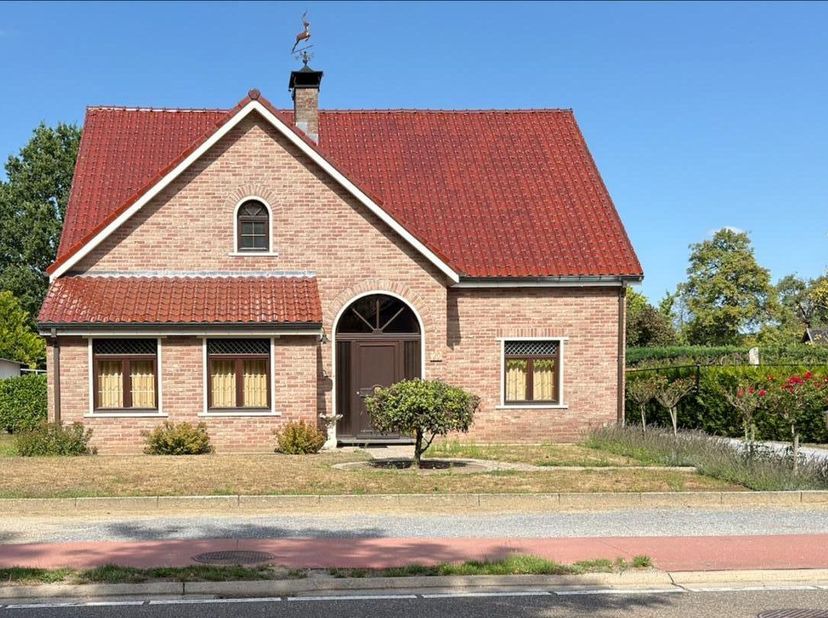 Ruime villa met mogelijkheden als kangoeroewoning op centrale, rustige ligging<br />
<br />
Op zoek naar een ruime en veelzijdige woning met tal van m