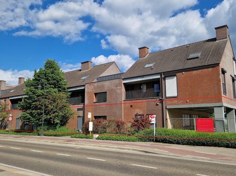 Les avantages de cette propriété commerciale :<br />
<br />
- Excellente situation : Situé le long d'une route très fréquentée, à 10 minutes de l'E313