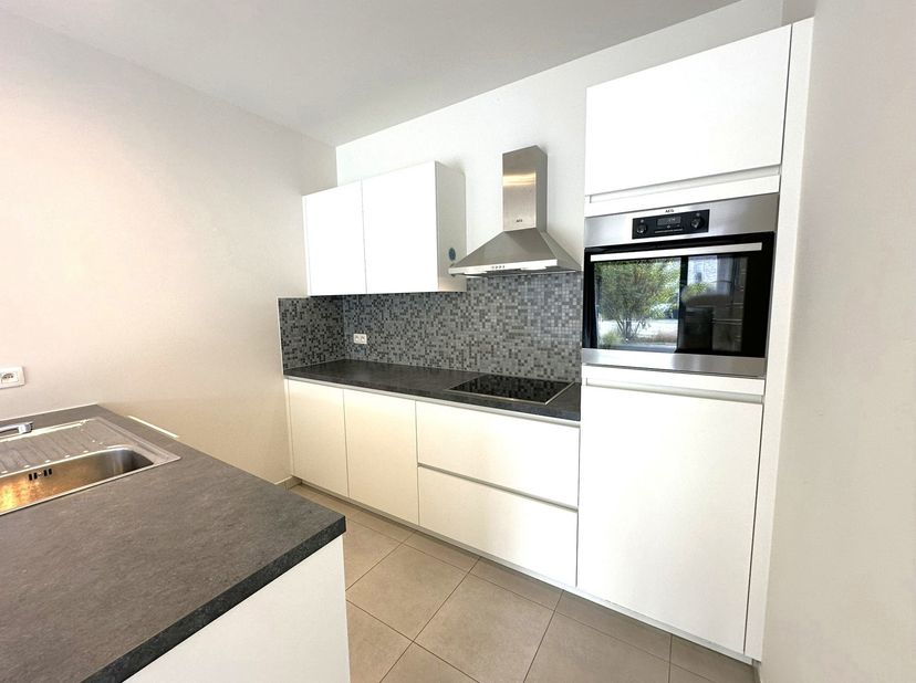 Op zoek naar een gezellig en zonnig appartement op een toplocatie in Haacht? Dit quasi-nieuwe gelijkvloers appartement geniet van een rustige ligging