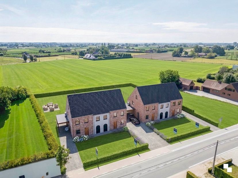 Nabij het centrum van het gezellige Marialoop en op slechts enkele minuten van het stadscentrum van Tielt bevinden zich vier prachtige halfopen nieuwb