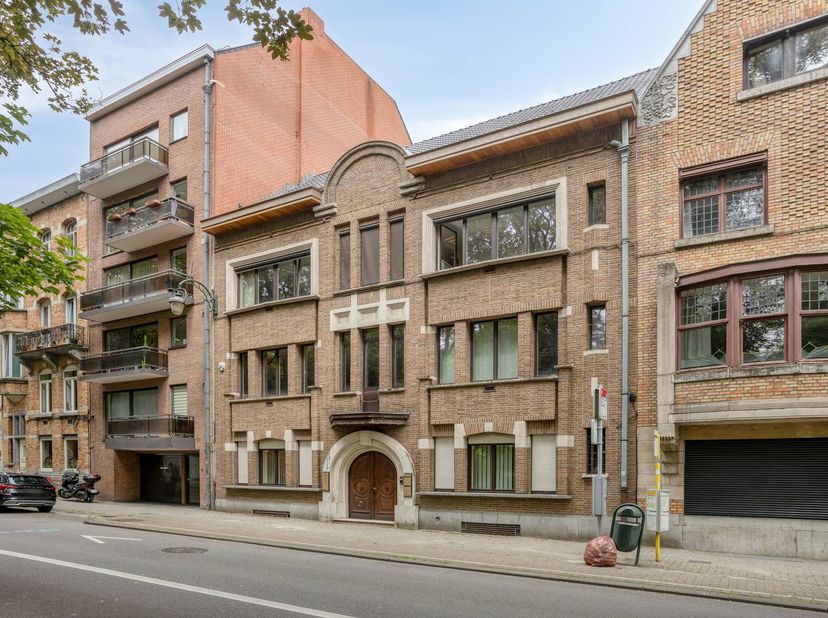 Situé Avenue de la Gloire Nationale 3 à Koekelberg, ce vaste immeuble de bureaux de 1932 développe une superficie totale de 403 m².<br />
<br />
L'imm