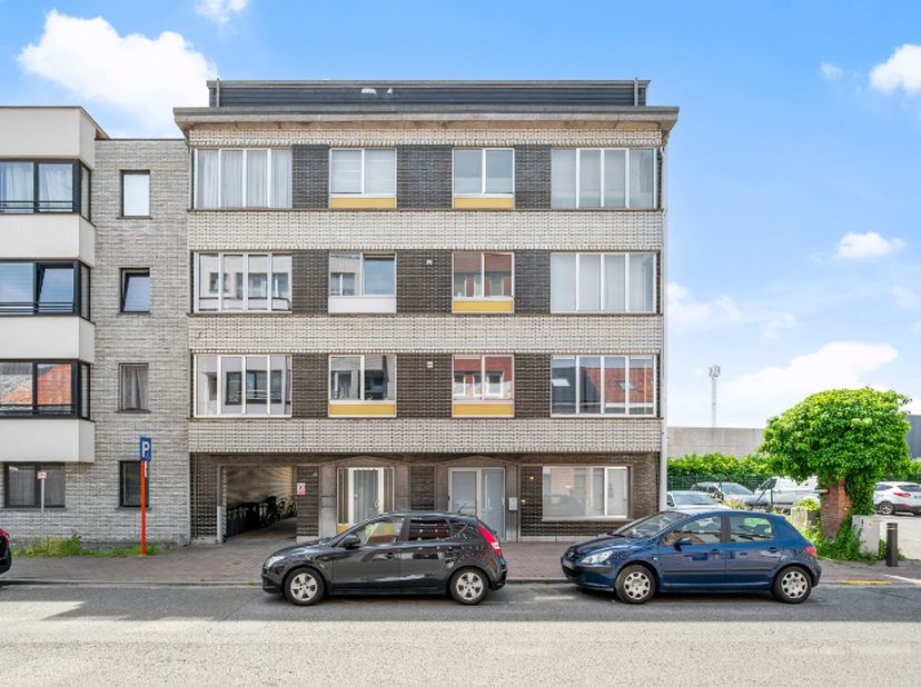 VERZORGD INSTAPKLAAR APPARTEMENT MET GARAGE<br />
4 DE VERD ( LIFT TOT 3 DE )<br />
hal, lichtrijke living, vernieuwde keuken ( nw kookvuur,ijskast,te