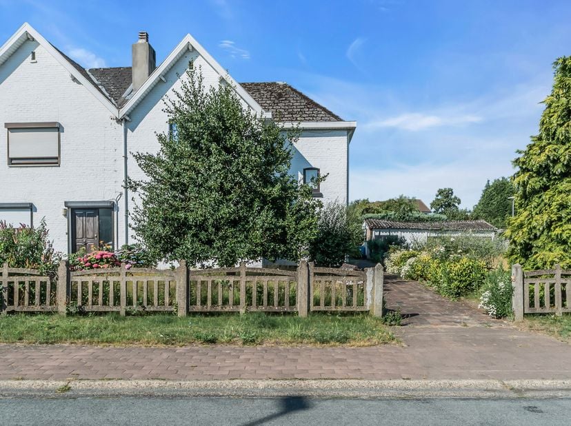Deze te renoveren woning bevindt zich aan de Albert Forgeurstraat 1 in Genk (Zwartberg).<br />
<br />
Bent u op zoek naar een starterswoning die u vol
