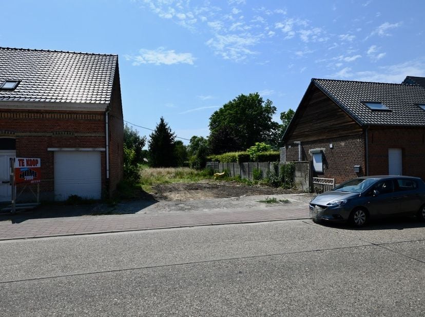 Grote bouwgrond voor half open bebouwing !&amp;nbsp;<br />
<br />
Het perceel is 776m² groot en heeft een straatbreedte van 10,44 meter .&amp;nbsp;<br />
Scho