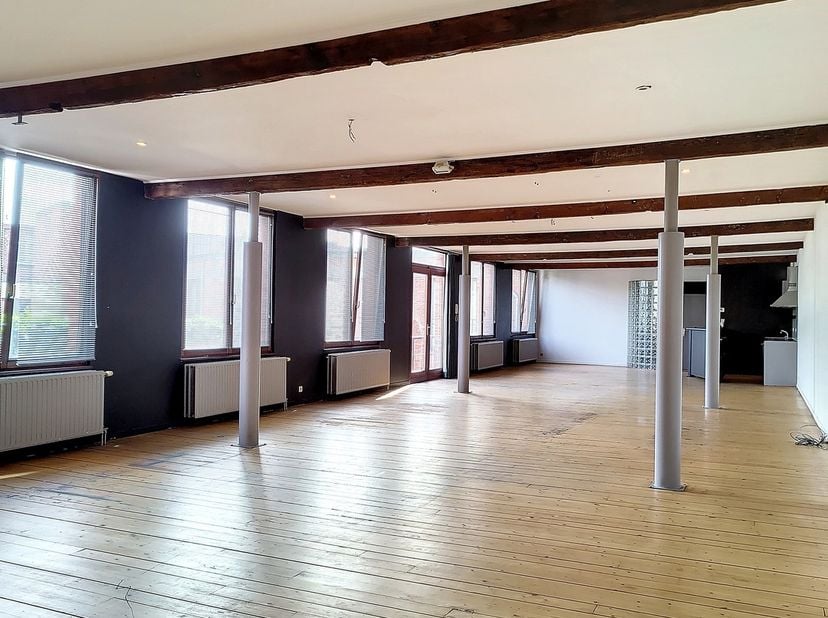 Charmante loft / kantoorruimte gelegen in een voormalige oude fabriek te Antwerpen-Zuid.<br />
<br />
125 m2<br />
<br />
- Inkomhal met trap<br />
-