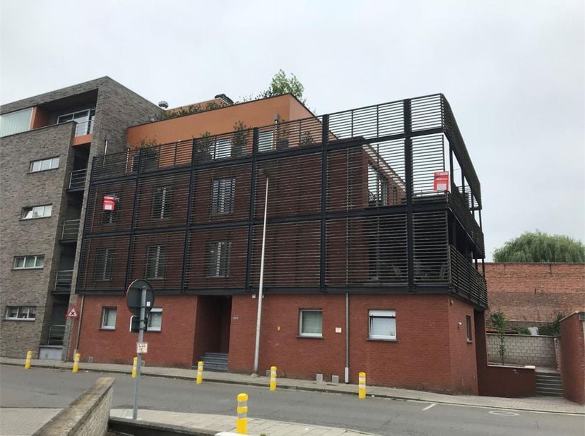 Dit mooie appartement, met groot terras, gelegen op wandelafstand van de Grote Markt en het station van Sint-Truiden is te huur.<br />
<br />
De huurd