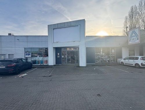                                         Rez-de-chaussée commercial à louer à Sint-Pieters-Leeuw, € 6.500
