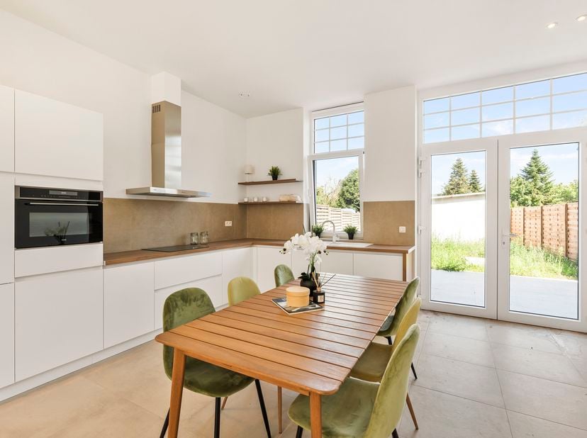 Volledig gerenoveerde woning met 5 slk en aangelegd terras + tuin! Voorzien van zonnepanelen. <br />
Rustig doch centraal gelegen in MOEN! <br />
INDE