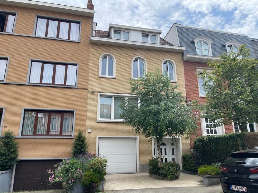 WOLUWE-SAINT-LAMBERT, vlakbij het Georges-Henripark: Lichte HERENHUIS (4 slaapkamers + 1 bureau/2 badkamers) van 285 m² met tuin en garage. Het huis l