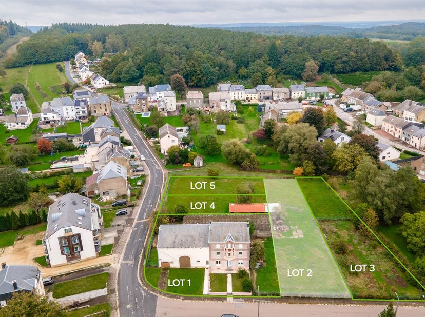 W Immobilière biedt u in Freylange (Arlon), in een gewaardeerde en gezochte buurt, een bouwgrond van 591 m² aan, ideaal voor uw toekomstige woning. He