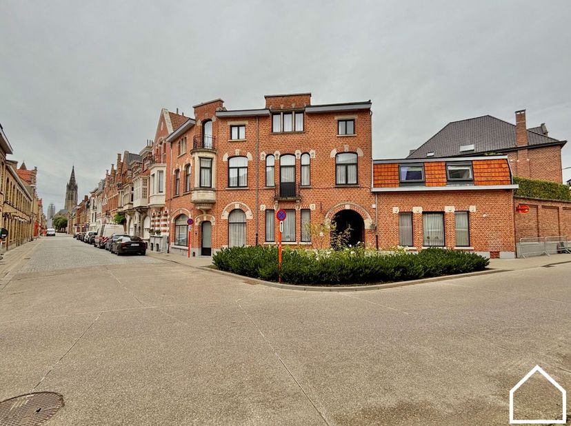 Stadscentrum Ieper – Authentiek eigendom (investeringspand).<br />
<br />
Uniek gebouw in het hart van Ieper, bestaande uit 7 instapklare éénslaapkame