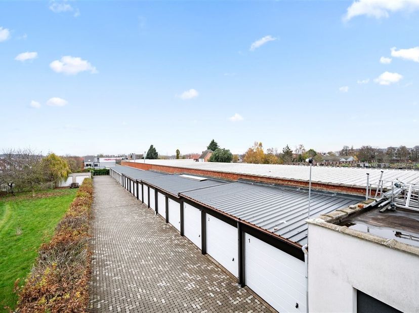 Deze onmiddelijke beschikbare garagebox vormt een zorgeloze, toekomstgerichte investering. De oprit werd volledig vernieuwd met waterdoorlatende mater