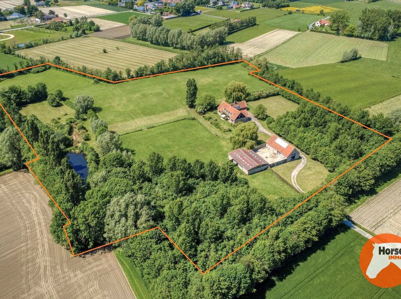 ROESELARE – Unieke villa met bijgebouwen op 4,7 ha<br />
<br />
Te midden van een uitgestrekt groen landschap, volledig omringd door eigen gronden en