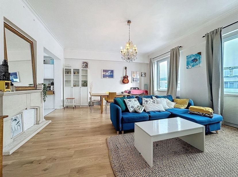 Centrum van Brussel, dicht bij alle voorzieningen - Schitterend gemeubileerd appartement van +/-55m² bestaande uit een inkomhal met ingebouwde kast, e