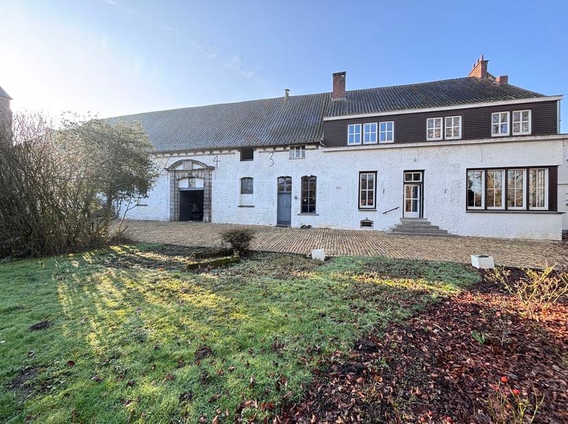 Ontdek dit uitzonderlijke eigendom bestaande uit een burgerwoning uit 1743 en een aangrenzende schuur op een perceel van 12 are 50 centiare, in een ru
