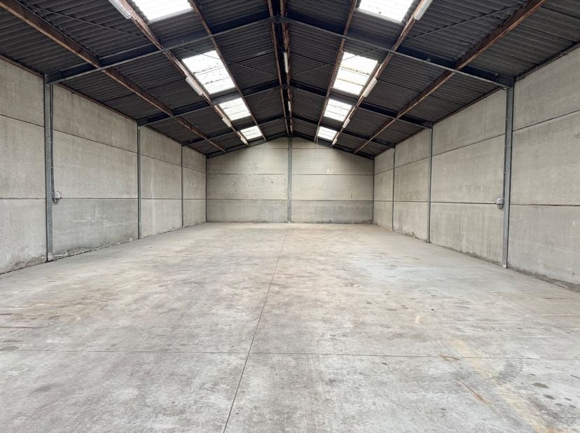 Dit magazijn heeft een totale oppervlakte van 240 m², afmetingen 10 m breedte en 24 m lengte. Deze loods kan enkel dienst doen voor opslagruimte en is