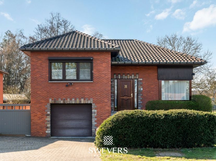 Interesse? Meer informatie op www.SWEVERS.be. - Deze open bebouwing aan de Halbeekstraat 16 in Heusden-Zolder combineert ruimte, licht en veel mogelij