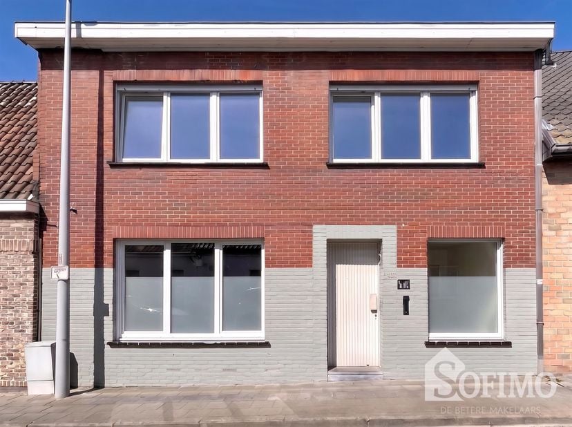 Gezinswoning met 3 slaapkamers, zonnepanelen en ruime stadskoer<br />
In de Pottestraat 88 te Poperinge bevindt zich deze gezellige gezinswoning met