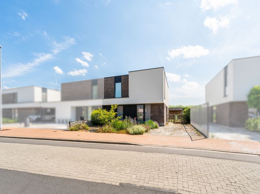 Maison semi-ouverte moderne située dans un quartier résidentiel à Zulte. Construite en 2020, cette habitation récente offre un excellent confort de vi
