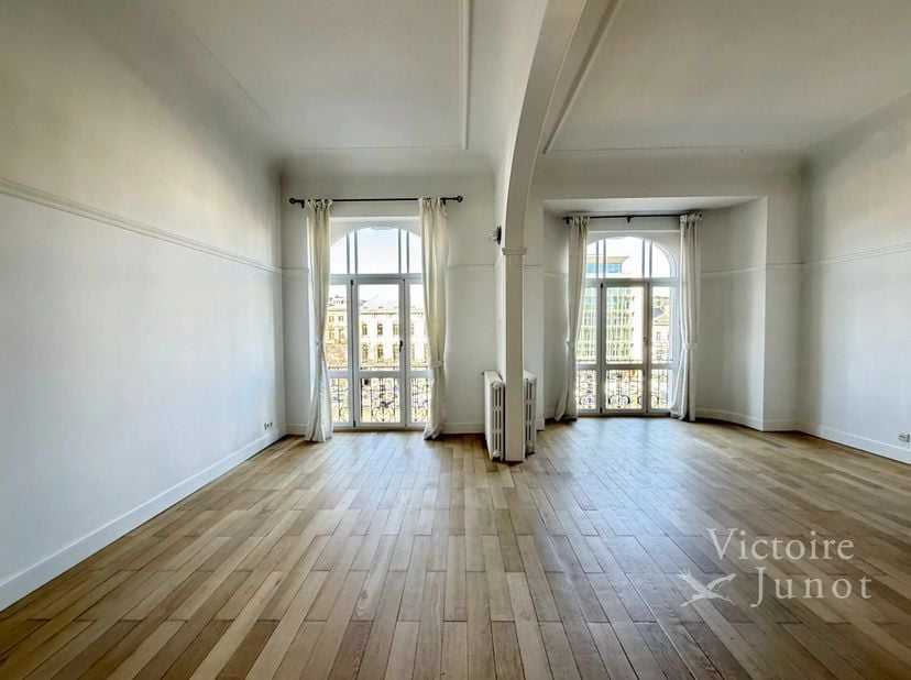 Pand voorgesteld door Debora Peruch<br />
Tel: +32 476 71 28 17  debora.peruch@victoire.be<br />
Victoire Junot stelt u dit prachtige appartement in H