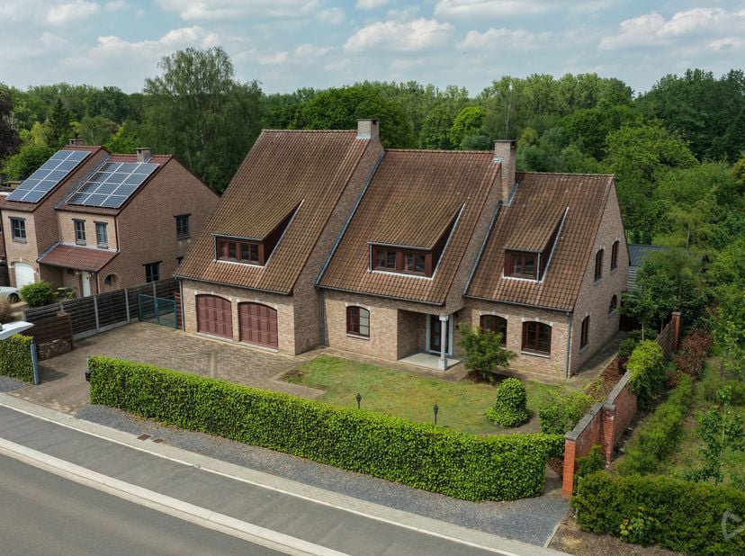 Uitzonderlijk ruime woning op prachtig perceel in Rotselaar<br />
Bent u op zoek naar een woonst met ruimte, karakter en eindeloze mogelijkheden? Dan
