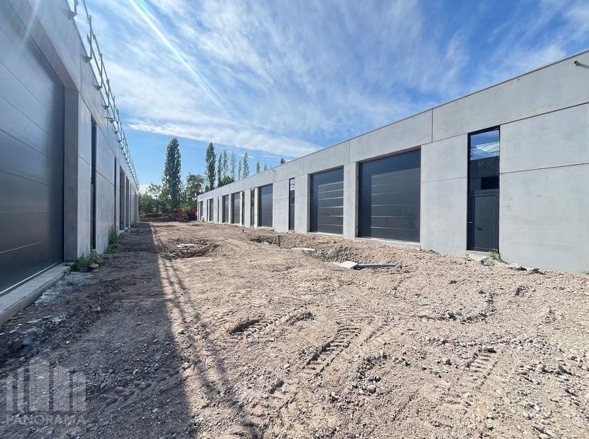 Kwaliteitsvolle nieuwbouw KMO-unit met een oppervlakte van 167 m². De unit maakt deel uit van een nieuw KMO-project "Saros-park" bestaande uit 25 KMO-