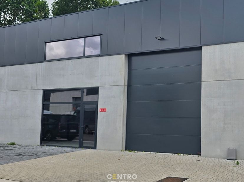 Benaderende AFMETINGEN:&amp;nbsp;<br />
15m x 17m + 2&amp;nbsp;parkeerplaatsen voor de deur.<br />
<br />
AFWERKING:<br />
Metalen constructie met volledige o